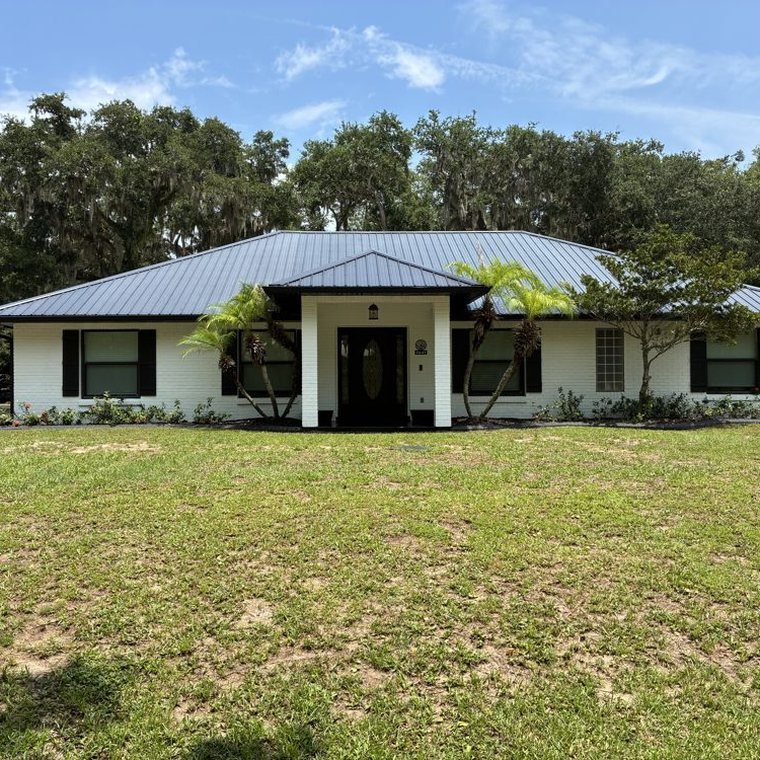 A freshly washed Florida home with a clean roof