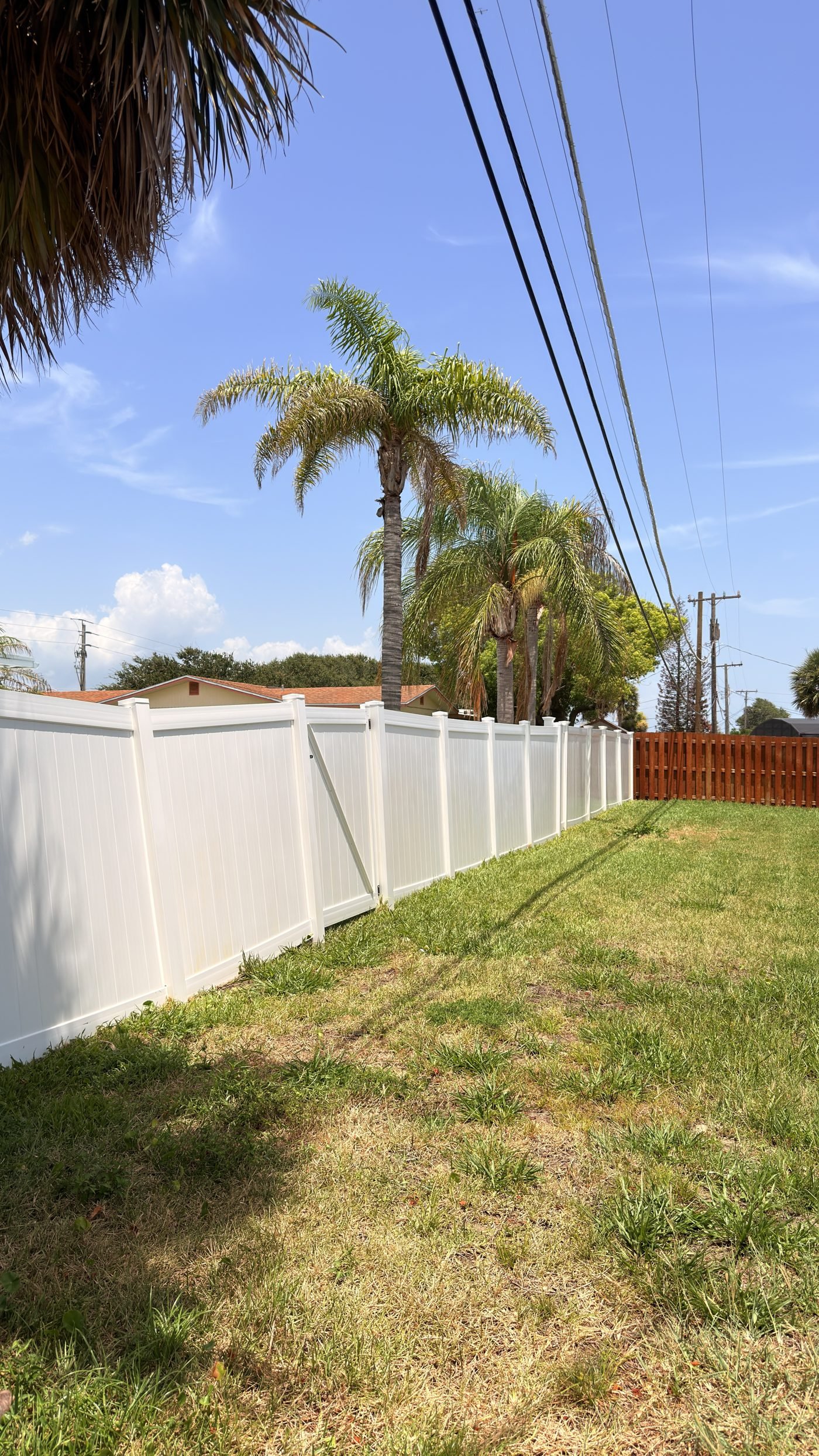 Vinyl fence after rust removal and soft washing